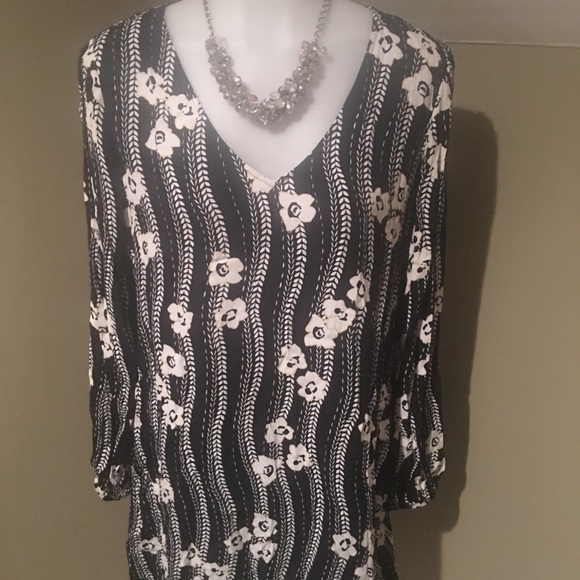 Express Women’s Blk & White Floral Print Dress - Picture 4 of 6